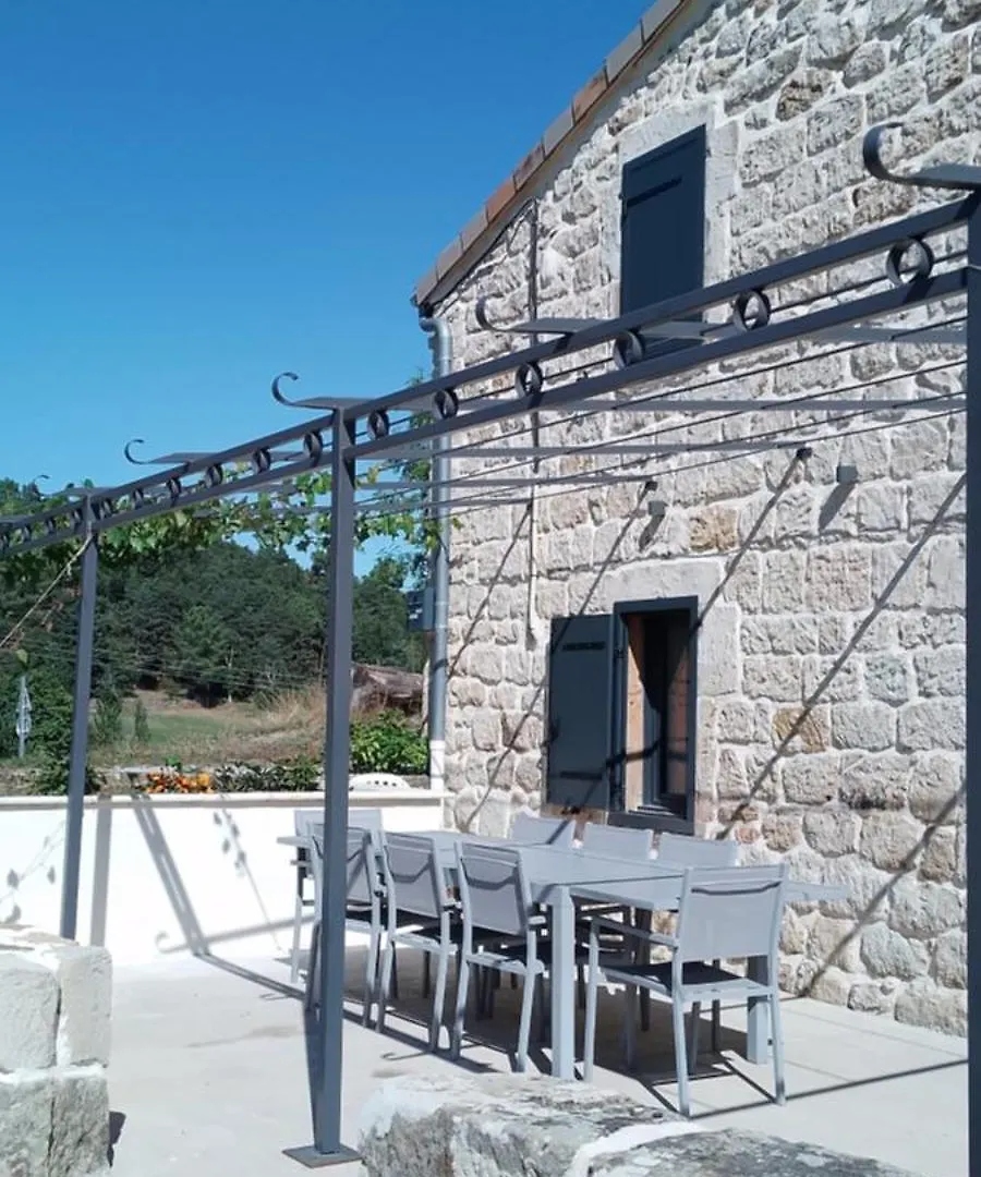 Gite 12 Personnes Creysseilles Holiday home